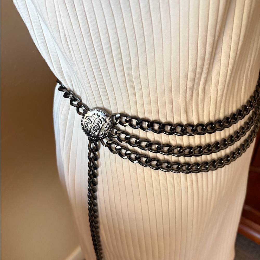 Black Chain Belt 
Add contrast to your white/cream outfits, adjustable